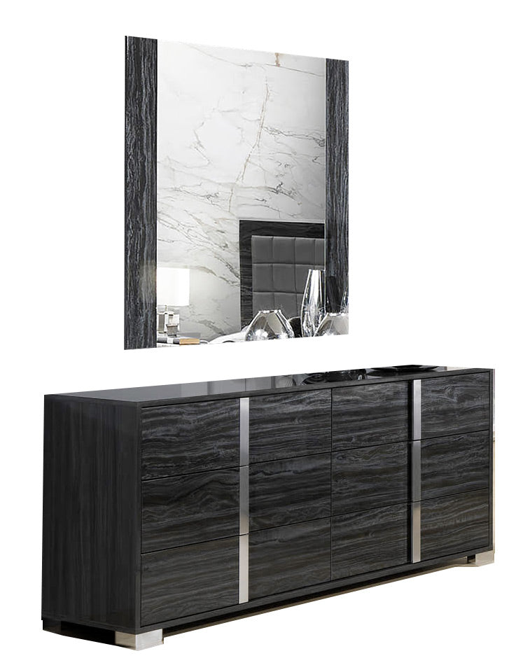 Comò e specchio Alice in grigio lucido - Colore: Grigio Materiale: Impiallacciatura di legno Stile: Moderno Dimensioni: Comò: 65,3L x 18,9P x 34,2A Specchio: 39,3L x 2P