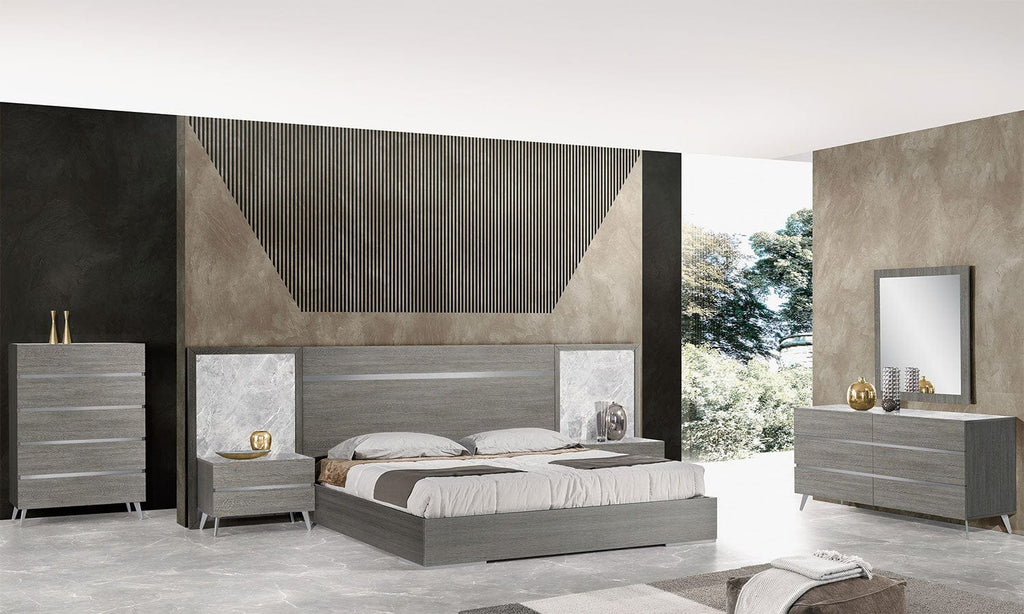 Comodino Victoria - I ripiani della cassettiera e del comò presentano un look in marmo grigio chiaro abbinato, creando un'estetica della camera da letto coerente
