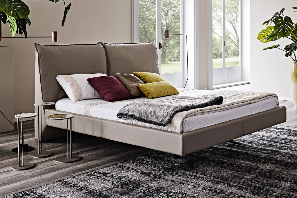 Lukas Platform Bed - La sua silhouette elegante e il rivestimento in pelle monocromatico creano una presenza moderna e invitante, mentre gli elementi sapientemente nascosti