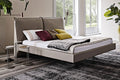 Lukas Platform Bed - La sua silhouette elegante e il rivestimento in pelle monocromatico creano una presenza moderna e invitante, mentre gli elementi sapientemente nascosti