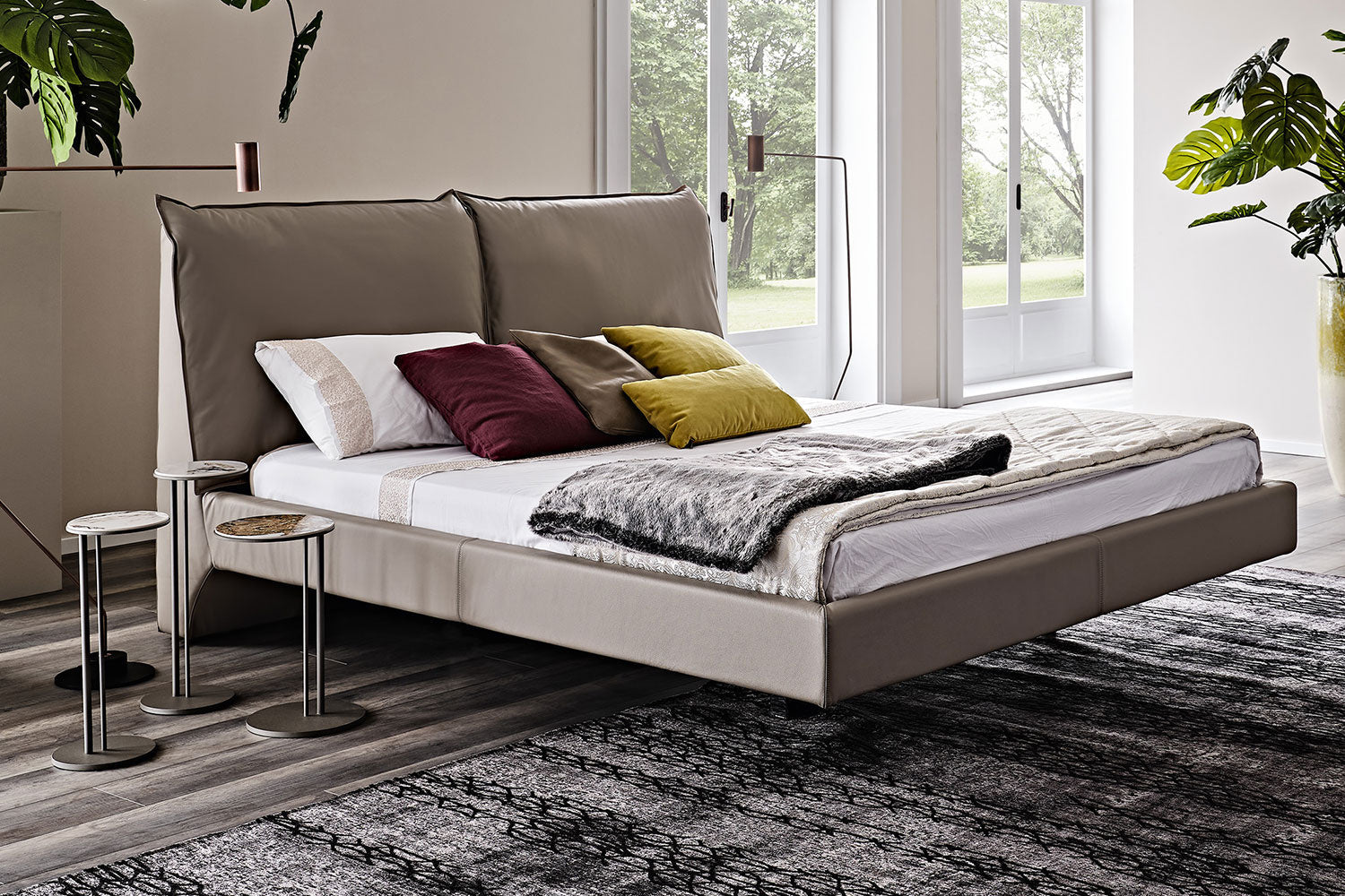 Lukas Platform Bed - La sua silhouette elegante e il rivestimento in pelle monocromatico creano una presenza moderna e invitante, mentre gli elementi sapientemente nascosti