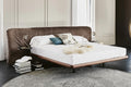 Marlon Bed - Il rivestimento morbido e le impunture elaborate creano profondità visiva e un comfort eccezionale, rendendo il letto ideale per il relax,