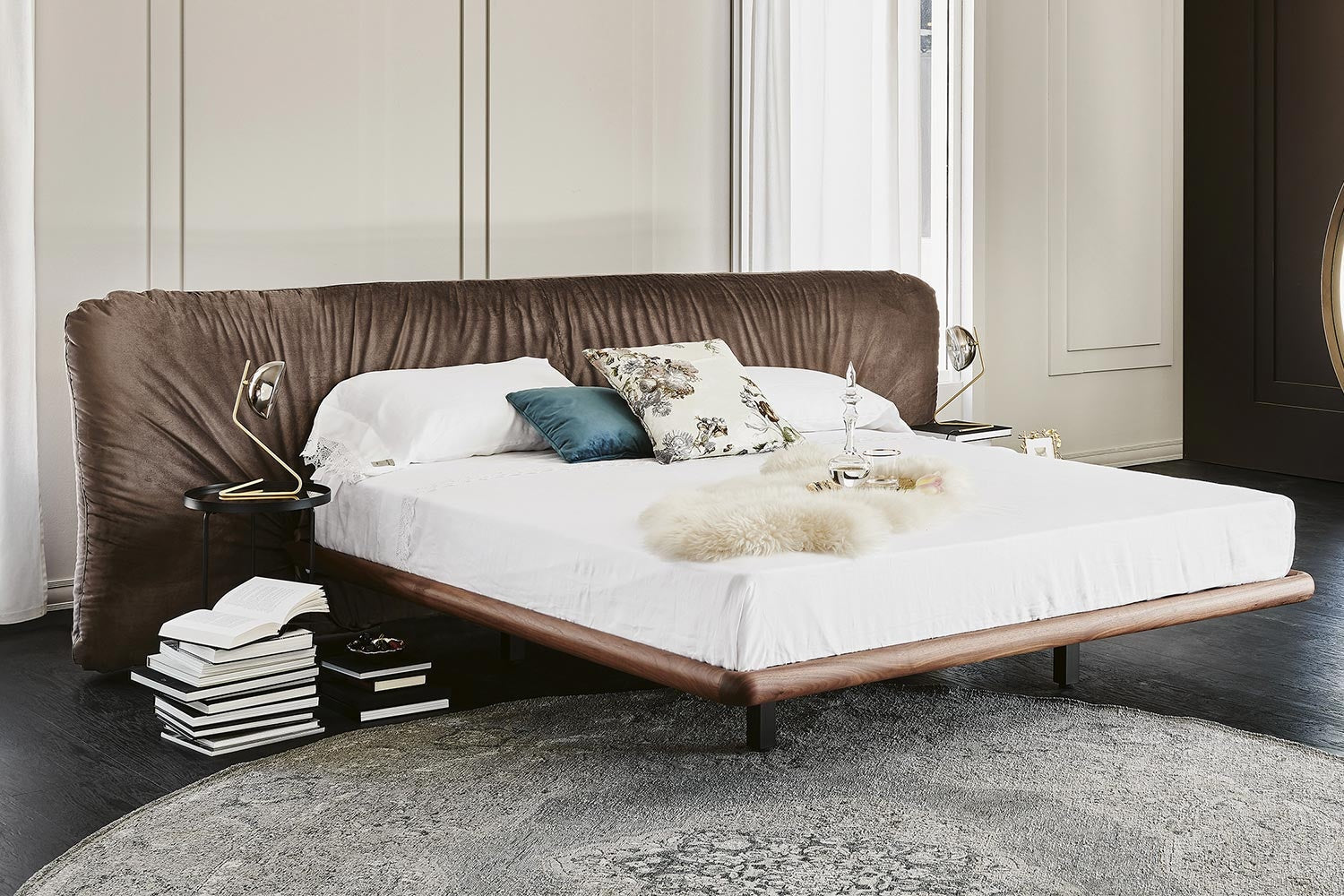 Marlon Bed - Il rivestimento morbido e le impunture elaborate creano profondità visiva e un comfort eccezionale, rendendo il letto ideale per il relax,