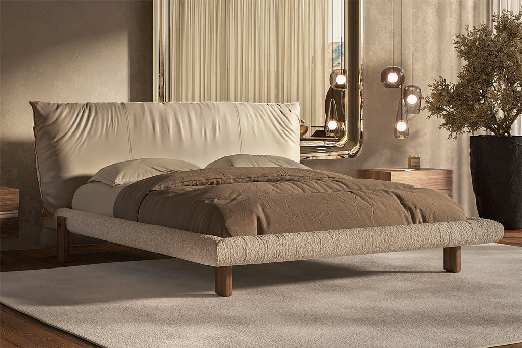 Letto bicolore Pascal - Il rivestimento a strati combina texture e colori per creare profondità visiva, mentre le eleganti cinture in morbida pelle lungo la struttura