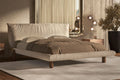 Letto bicolore Pascal - Il rivestimento a strati combina texture e colori per creare profondità visiva, mentre le eleganti cinture in morbida pelle lungo la struttura