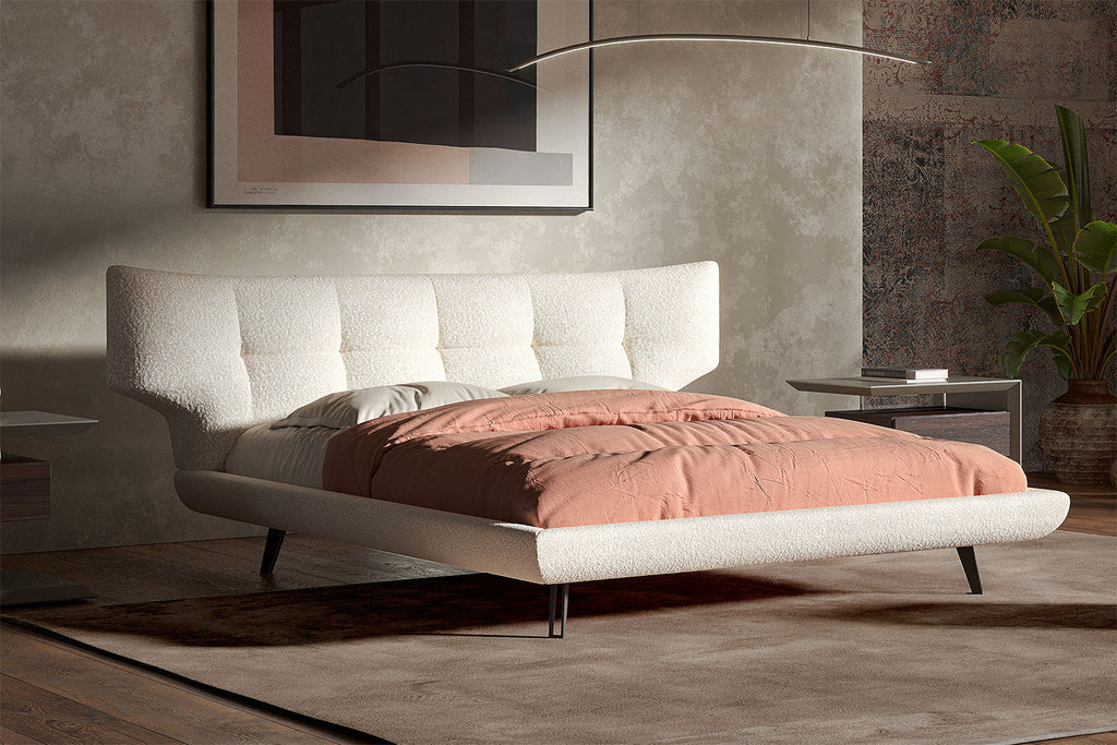 Thomas Bed - La sua caratteristica testiera imbottita presenta curve aggraziate e cuciture trapuntate dettagliate, creando una silhouette invitante che